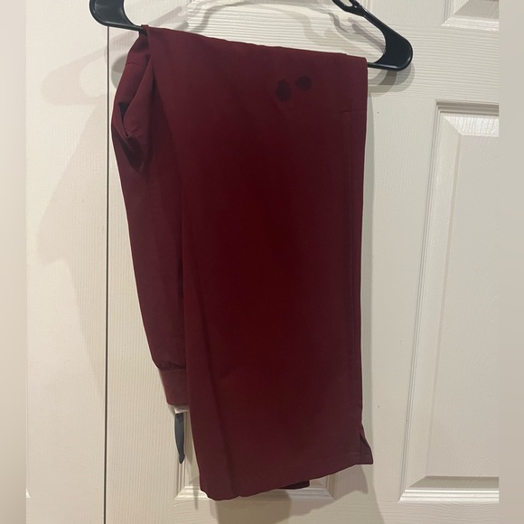 XL FIGS Catarina 1 pocket top XL FIGS Kade Cargo pant in Burgundy. STAIN on pant - Picture 4 of 6